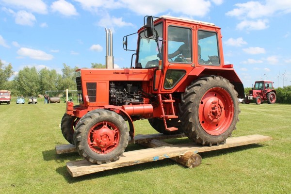 Фотофакт: &laquo;Беларус&raquo; на &laquo;качелях&raquo; в немецком городке