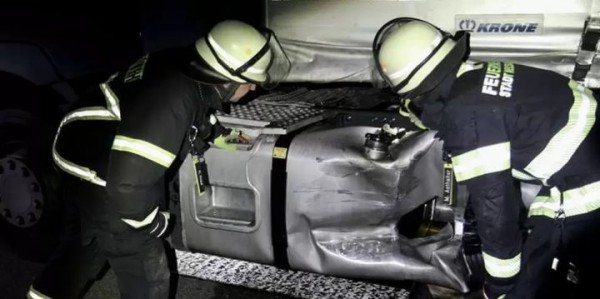 На немецком автобане в топливный бак фуры белоруса врезался микроавтобус. 300 литров дизеля вылилось на трассу