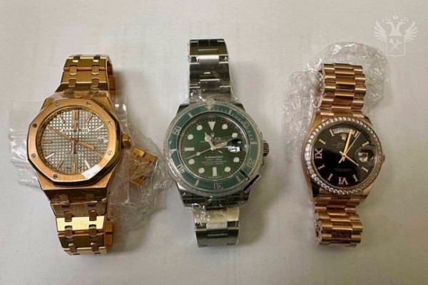 Женщина пыталась ввезти в Россию трое роскошных часов внутри себя