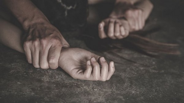 Пять лет держал секс-рабыню в свинарнике: Польшу потрясла история сельского насильника