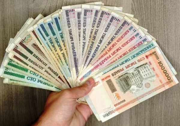 В Германии двое румын пытались продать старые белорусские рубли