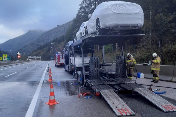 В Австрии в туннеле загорелся автовоз белоруса