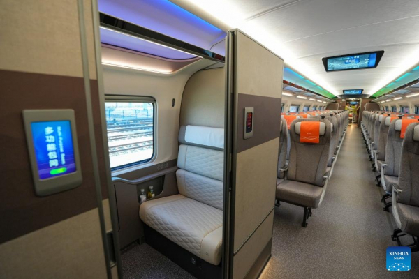 В Китае появился пассажирский поезд, способный развивать 450 километров в час &mdash; посмотрите, как он выглядит внутри