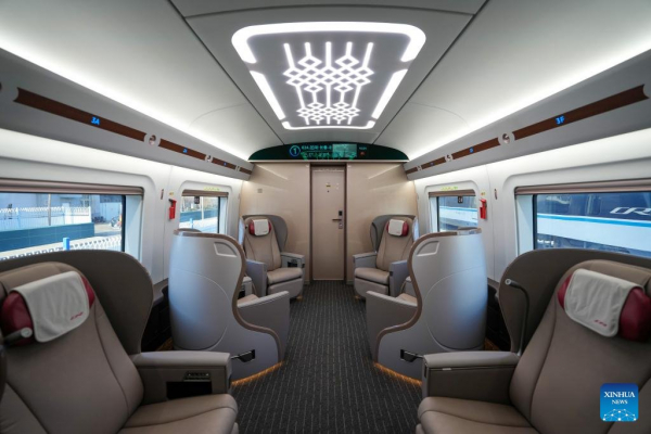 В Китае появился пассажирский поезд, способный развивать 450 километров в час &mdash; посмотрите, как он выглядит внутри