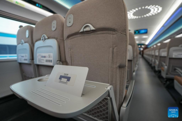 В Китае появился пассажирский поезд, способный развивать 450 километров в час &mdash; посмотрите, как он выглядит внутри