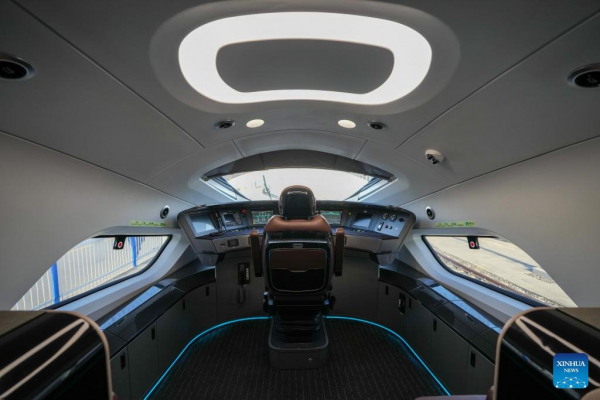 В Китае появился пассажирский поезд, способный развивать 450 километров в час &mdash; посмотрите, как он выглядит внутри