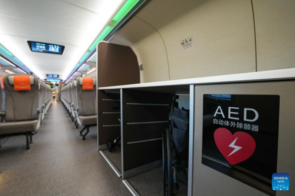 В Китае появился пассажирский поезд, способный развивать 450 километров в час &mdash; посмотрите, как он выглядит внутри