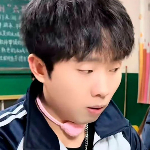 Дурдом или новая мода? В Китае парни начали носить &laquo;лифчики для кадыка&raquo;