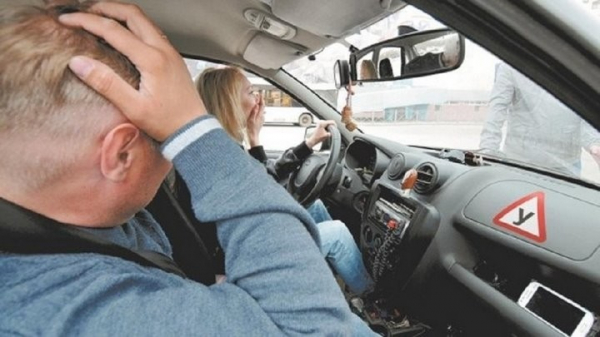 Несколько часов практики и отсутствие теории: как сдают на права в разных странах