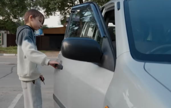 В 20 лет парень выглядит как ребенок