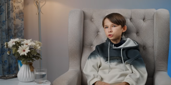 В 20 лет парень выглядит как ребенок