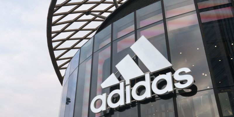 
						Adidas возвращается к росту и повышает прогноз на 2026 год